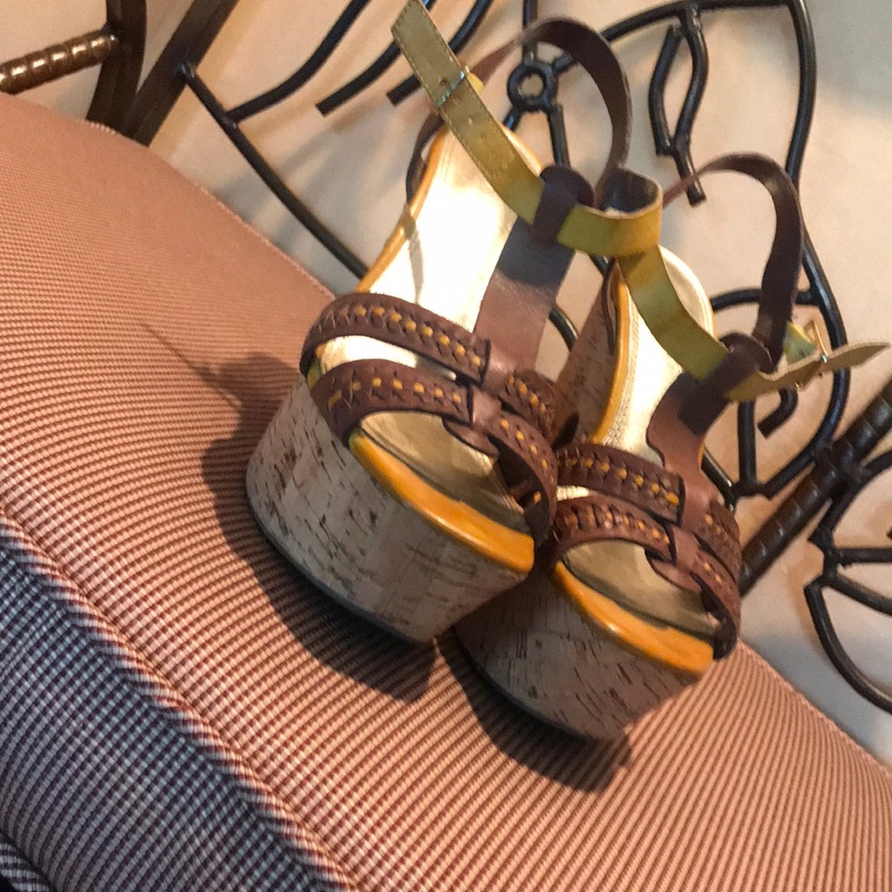 Bakes cork screw mustard and brown colored wedges